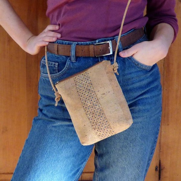 Mini Crossbody-Bag aus Kork mit ausgestanztem Muster