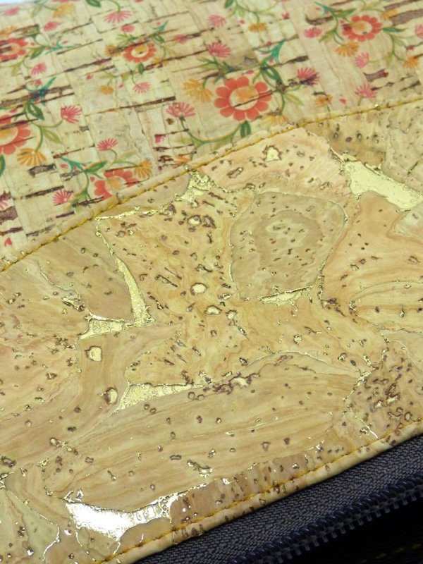 Umhängetasche aus Kork - mit goldenem und floralem Aufdruck