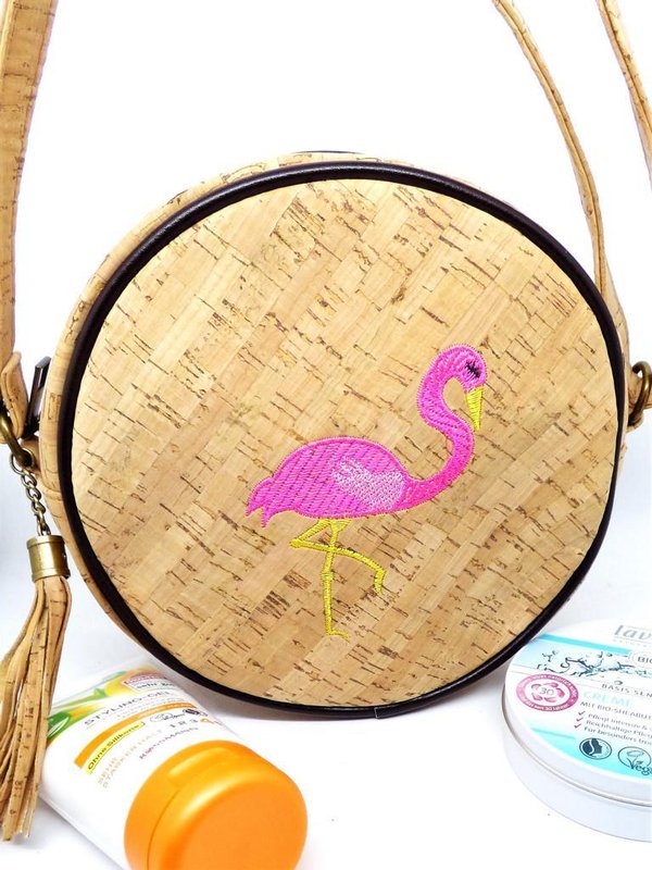 Runde, bestickte Umhängetasche aus Kork "Flamingo"