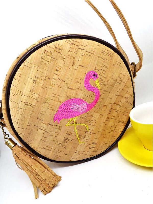 Runde, bestickte Umhängetasche aus Kork "Flamingo"